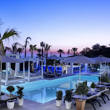 Aurora Luxury Hotel 4*
